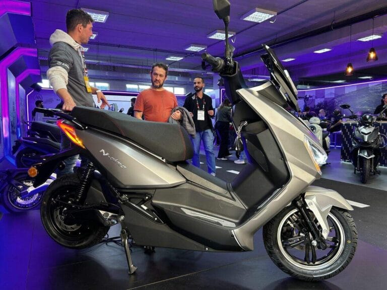 Interesse por motos elétricas no Brasil dispara com buscas alcançando 7 milhões, aponta estudo