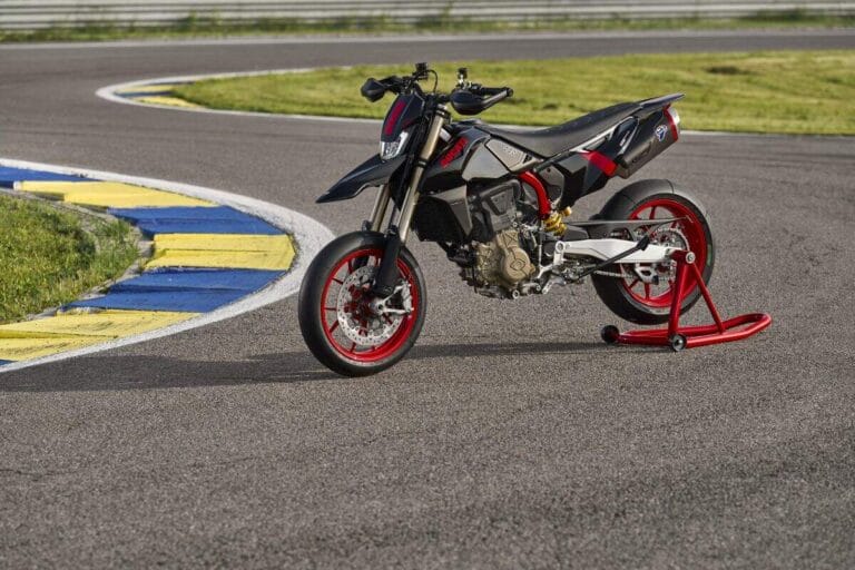 Ducati Hypermotard 698 Mono Nera: Lançamento com Visual "Total Black" e Pacote Eletrônico Completo