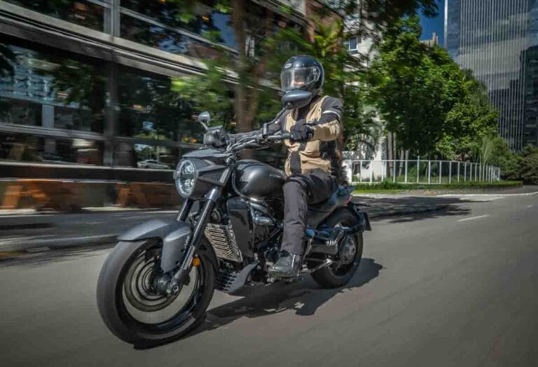 Zontes S 350: A Rebeldia e a Tecnologia que Rompem com o Convencional da Categoria