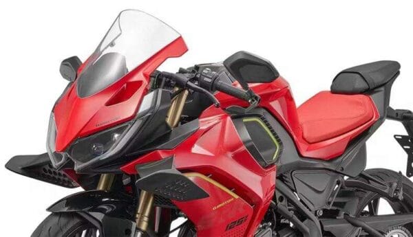 QJMotor atualiza sua esportiva de entrada com asas inspiradas na MotoGP