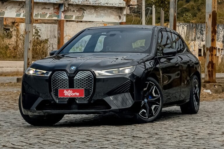 BMW iX e i5 saem de linha no Brasil em preparação para chegada do novo iX3