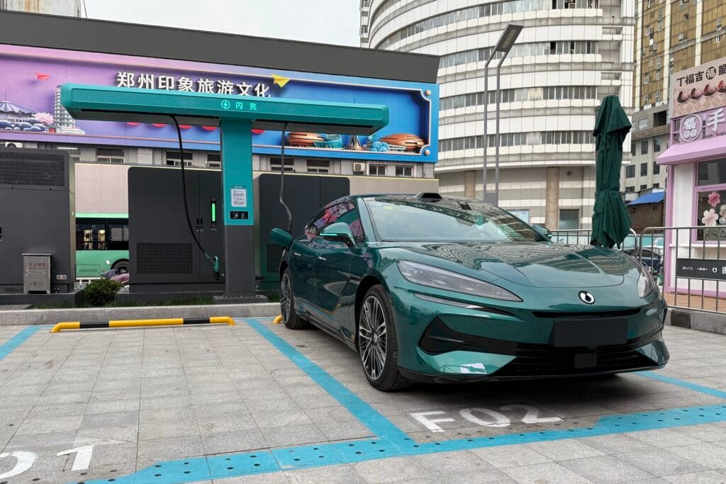 O carregador mais potente do mundo que a BYD instalará no Brasil