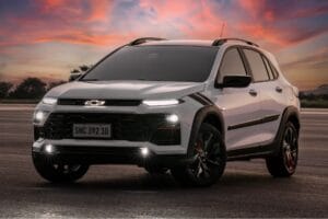 Chevrolet Sonic revela interior e 'entrega' painel mais refinado que o Onix