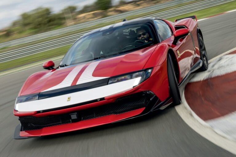 Ferrari 849 Testarossa de 1.050 cv atinge 200 km/h em 6 segundos