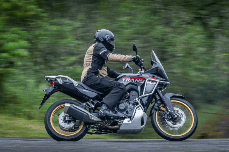 imagem do piloto em ação com a nova honda xl750 transalp