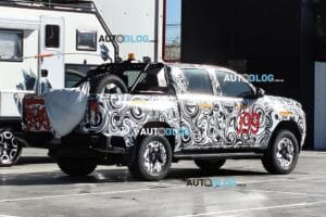 Flagra: Toyota Hilux elétrica é testada em lugar inesperado