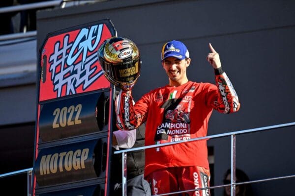 Ducati anuncia saída de Bagnaia ao final de 2026 após renovar com Márquez