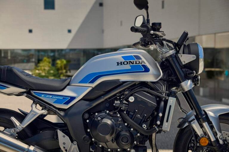 Honda CB1000F chega aos EUA com motor de Fireblade e design retrô, despertando desejo no Brasil
