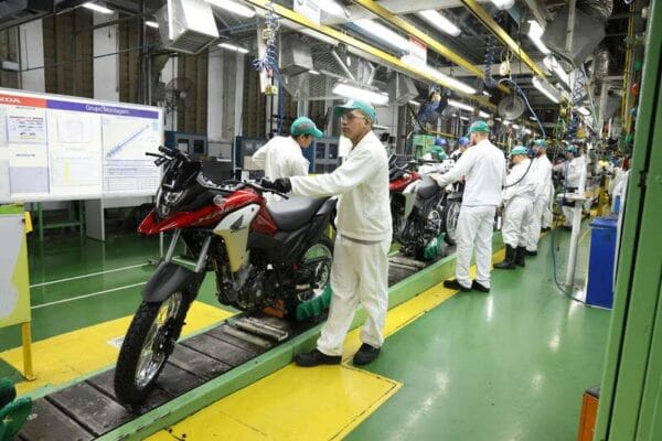 Mercado de motocicletas atinge recorde e se aproxima de 1 milhão de emplacamentos em 2026