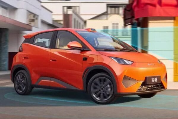 BYD Dolphin Mini é o modelo mais barato da marca vendido no Brasil e poderá ser equipado com tecnologia semi autônoma — Foto: BYD