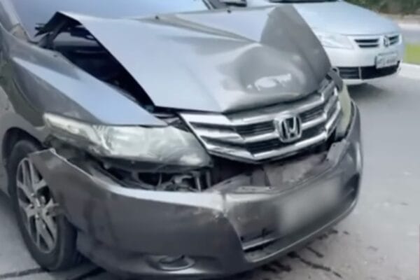 Manobra do 'pisca' com carros da BYD revela como o perigo gera likes nas redes
