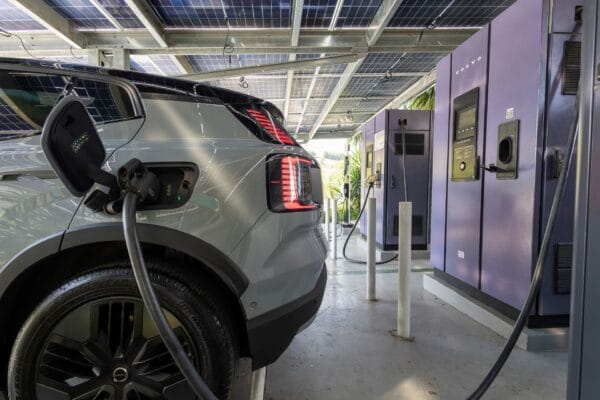 Volvo começará a cobrar por recarga de carros elétricos de seus clientes no Brasil