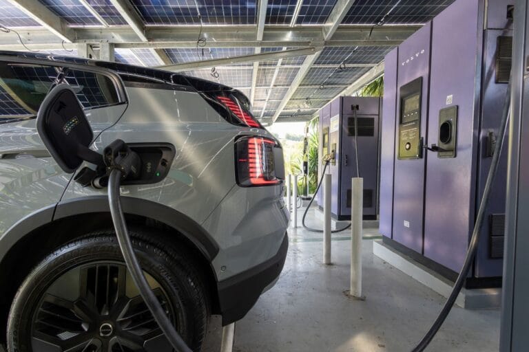 Volvo começará a cobrar por recarga de carros elétricos de seus clientes no Brasil