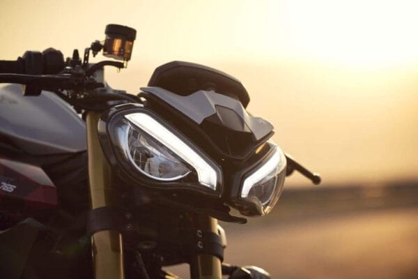 Triumph Street Triple 765 RX desembarca no Brasil com ênfase nas pistas; preço e informações.