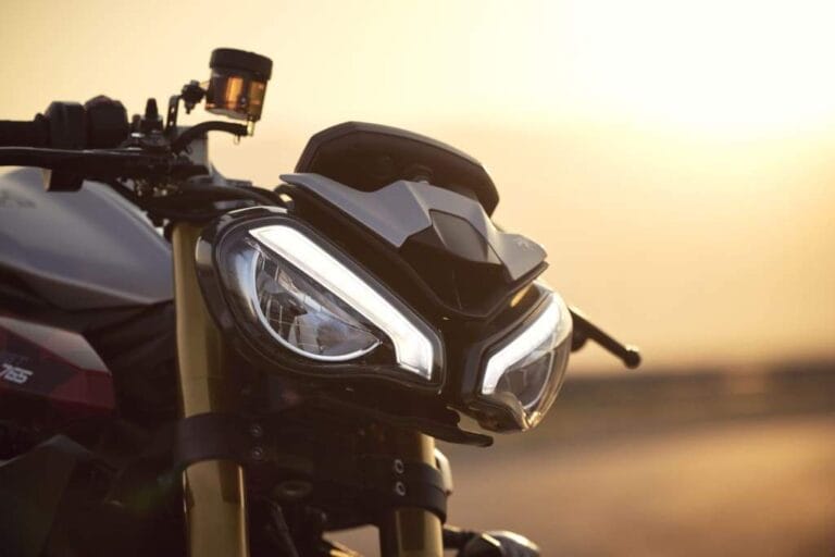 Triumph Street Triple 765 RX desembarca no Brasil com ênfase nas pistas; preço e informações.