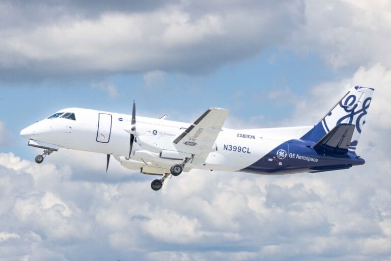 Como opera o novo avião híbrido de passageiros em fase de testes