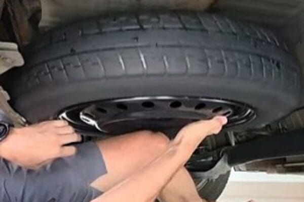 Donos do BYD Dolphin criam solução improvisada com estepe para ampliar espaço do porta