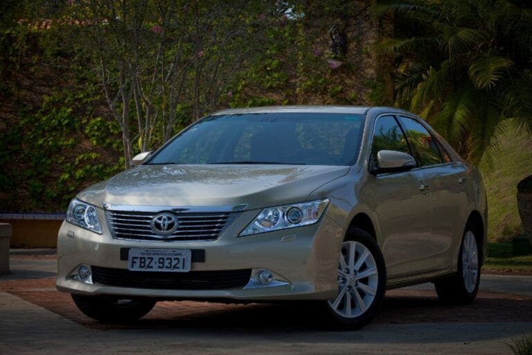 Toyota Camry Seminovo: 4 Versões do Luxuoso Sedã a Partir de R$ 23 Mil
