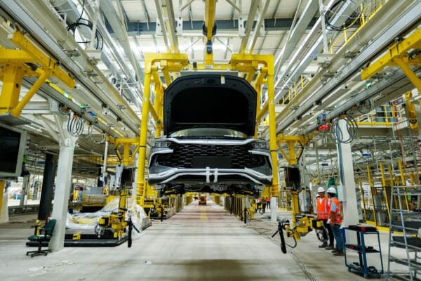 BYD anuncia início da produção total de veículos no Brasil até o final de 2026.