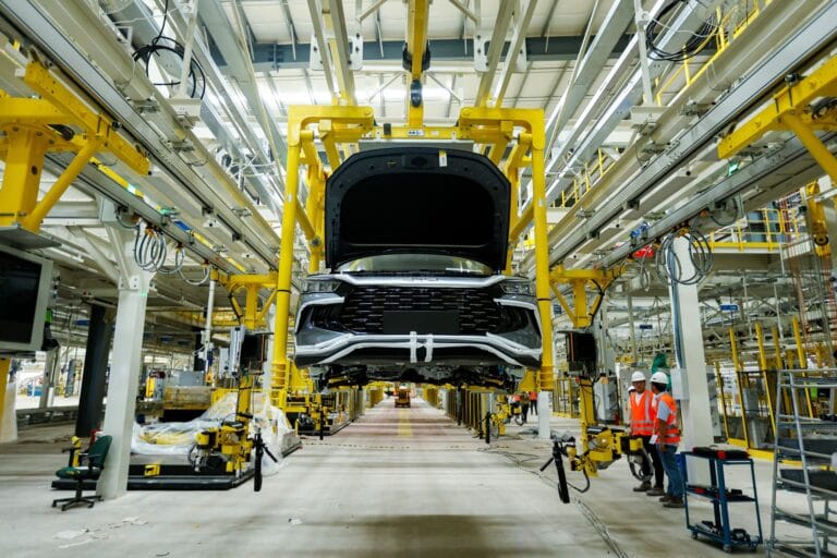 BYD anuncia início da produção total de veículos no Brasil até o final de 2026.