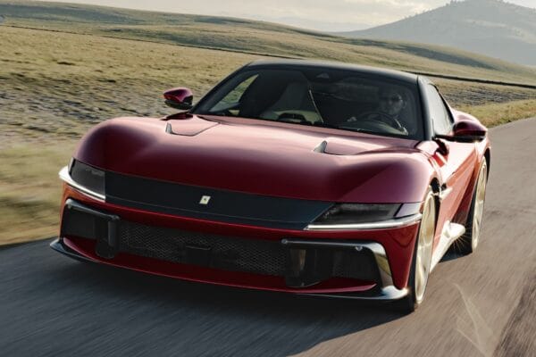 Ferrari 12 Cilindri Manual: Usa Truque Eletrônico para Parecer Esportivo Raiz