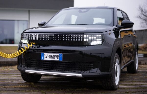 Fiat planeja lançar carro elétrico acessível no Brasil para competir com BYD e Geely