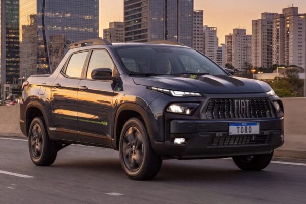 Fiat Toro e Fastback lançam edição especial em comemoração aos 50 anos da marca no Brasil