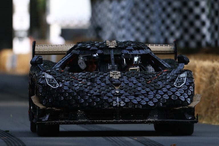 Koenigsegg quebra recorde de velocidade com 300 mil peças de Lego