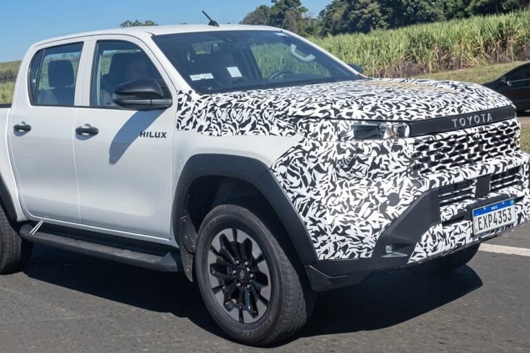 Flagra: nova Toyota Hilux chega ao Brasil mais preparada do que imaginávamos