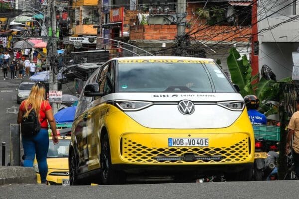 Alemão realiza a maior viagem de carro elétrico da história para entrar no Guinness