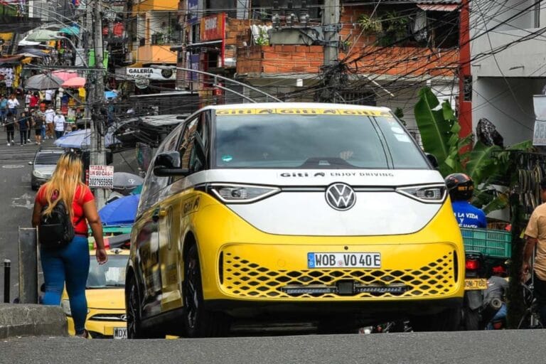 Alemão realiza a maior viagem de carro elétrico da história para entrar no Guinness