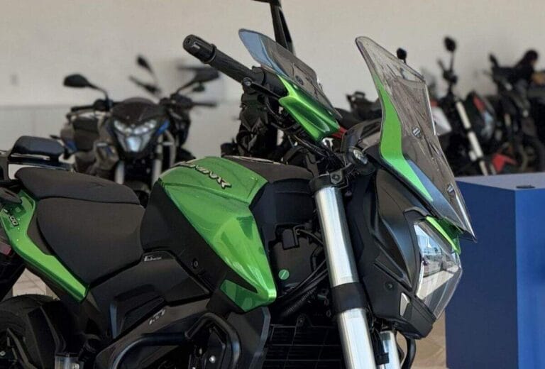 Bajaj Dominar 400 em showroom da marca
