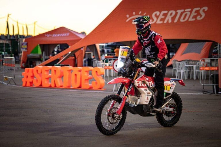 Piloto Bruno Crivilin no Rally dos Sertões com a equipe Honda Racing Brasil