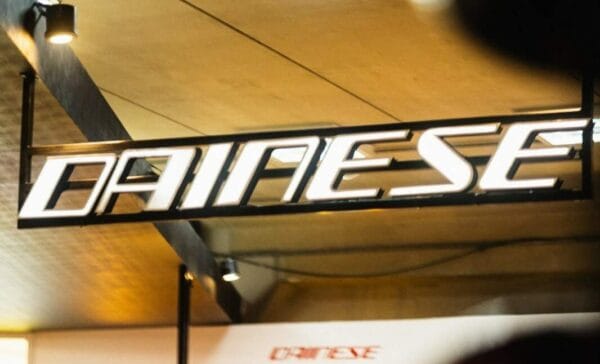 Luminoso com a marca Dainese