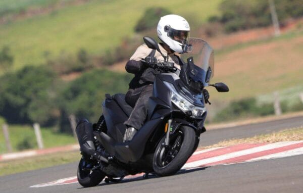 Scooter VOGE SR3 acelerando em ausódromo