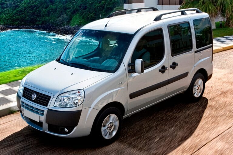 4 Carros Usados por Menos de R$ 50 Mil para Transporte de 7 Pessoas em vez de SUVs