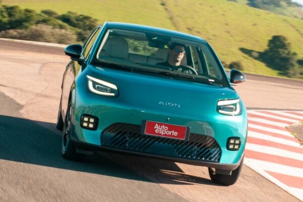 GAC Aion UT ganha 110 km a mais de autonomia com nova bateria