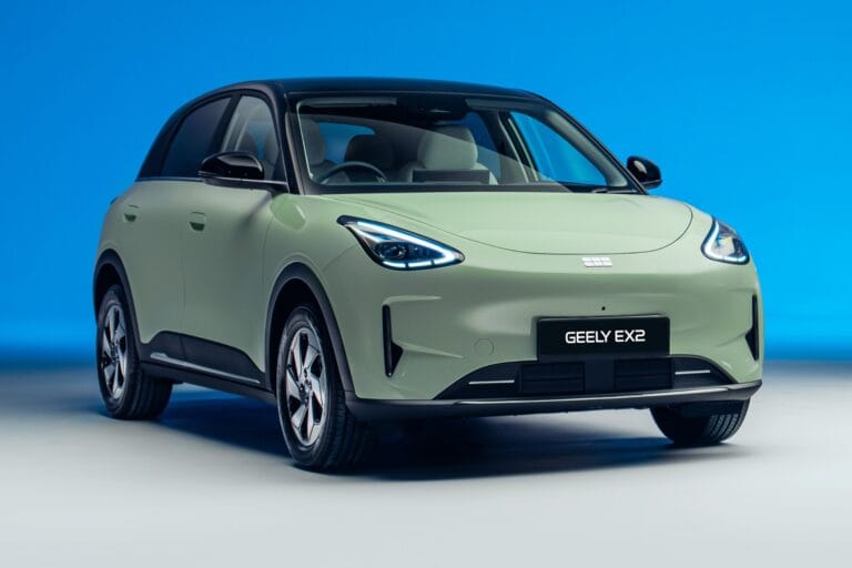 Geely EX2 é lançado na Europa com maior autonomia e sinaliza mudanças no Brasil