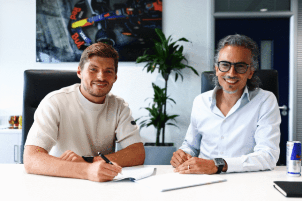 Max Verstappen assina novo contrato com a Red Bull até 2030