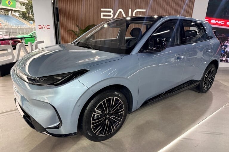 Baic confirma estreia no Brasil com os modelos Arcfox T1 e T5; confira a data