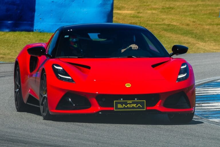 Lotus chega ao Brasil com esportivo 'raiz' e carros elétricos de até 900 cv