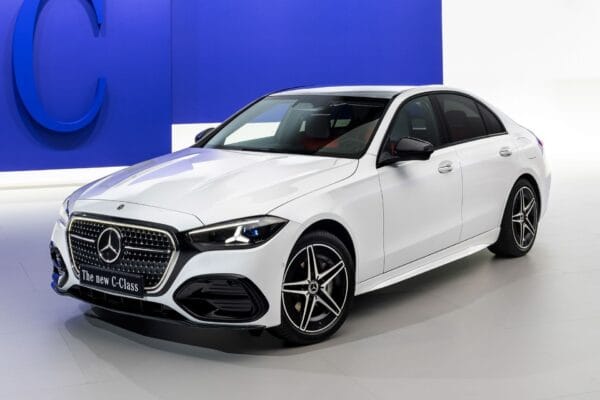 Novo Mercedes Classe C aprimora motores e integra IA ChatGPT e Google