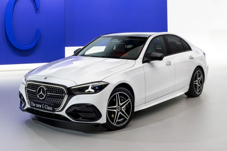 Novo Mercedes Classe C aprimora motores e integra IA ChatGPT e Google