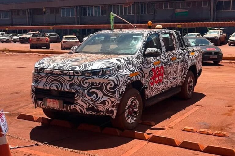 Flagra: a nova Toyota Hilux elétrica chega ao Brasil antes da estreia em 2027