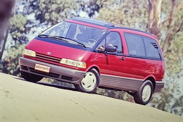 Toyota Previa: O Minivan com Estilo de Nave Espacial que Rivaliza com a Kia Besta