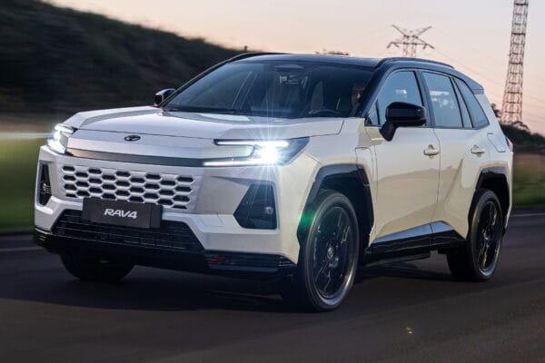 Novo Toyota RAV4 PHEV chega por R$ 400 mil para competir com o BYD Atto 8