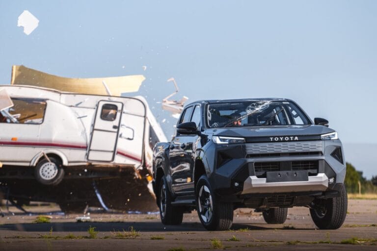 Toyota Hilux elétrica suporta impacto de trailer de 760 kg em teste de resistência a 9 metros de altura