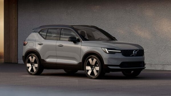 Volvo XC40 híbrido retorna ao Brasil em 2027, ampliando gama de eletrificação da marca