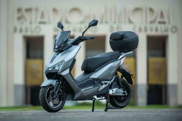 Scooter elétrico AIMA X6 na porta do estádio do Pacaembu