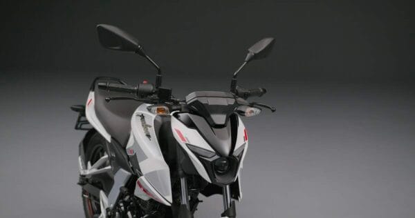 Visão dianteira da Bajaj Pulsar N150 na cor branca